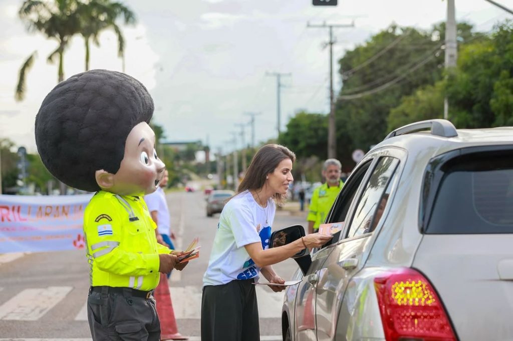 Blitz educativa orienta sobre a convivência com animais silvestres na Avenida JK